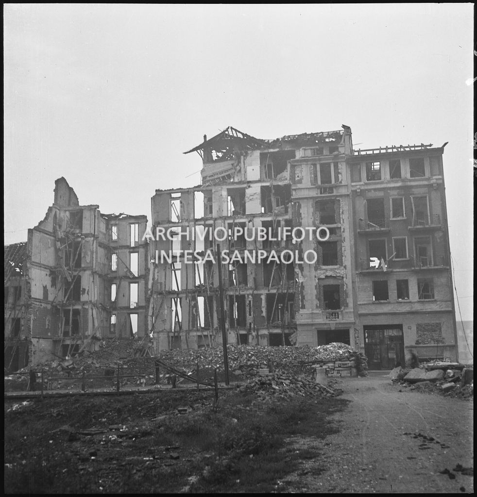 Edifici sventrati dai bombardamenti nella zona di via Mac Mahon a Milano