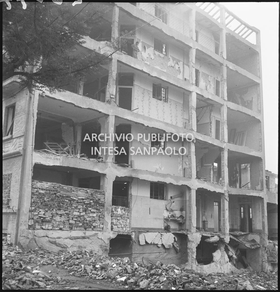 Edifici sventrati dai bombardamenti nella zona di via Mac Mahon a Milano