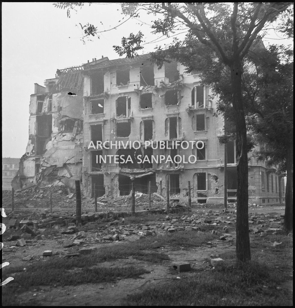 Edifici sventrati dai bombardamenti nella zona di via Mac Mahon a Milano