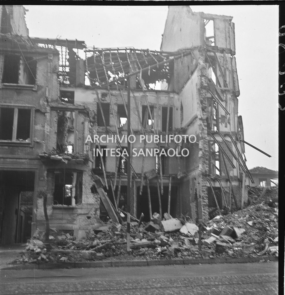 Edifici sventrati dai bombardamenti nella zona di via Mac Mahon a Milano