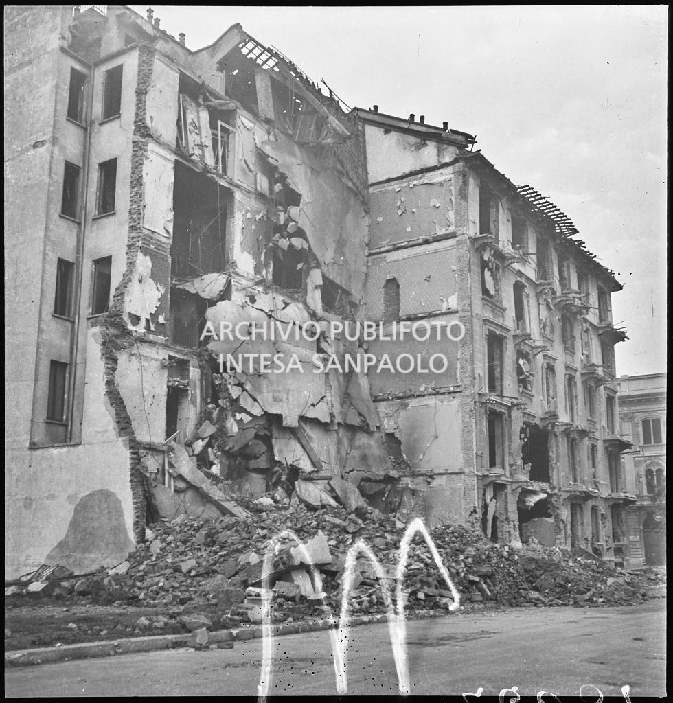 Edifici sventrati dai bombardamenti nella zona di via Mac Mahon a Milano