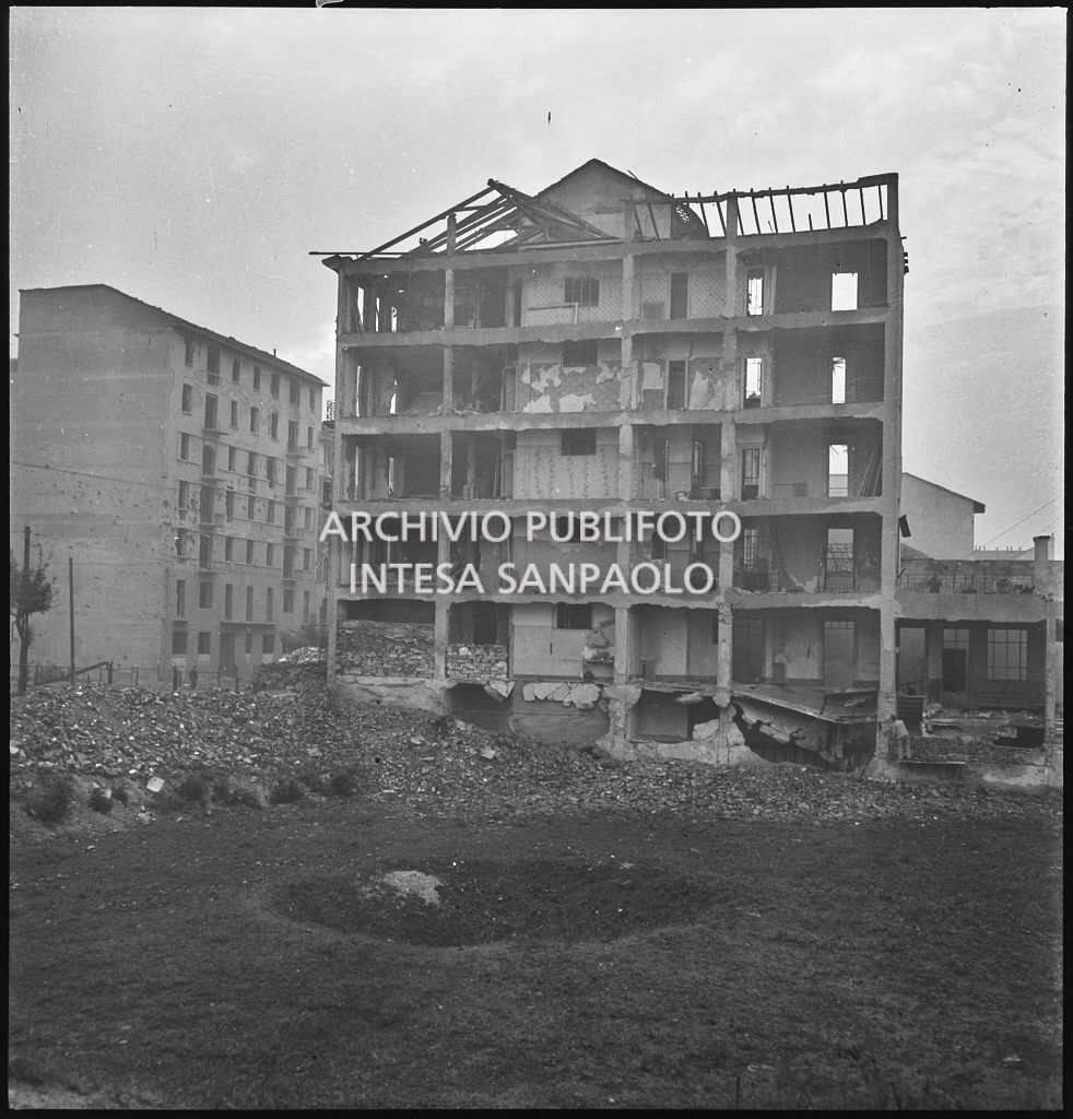 Edifici sventrati dai bombardamenti nella zona di via Mac Mahon a Milano