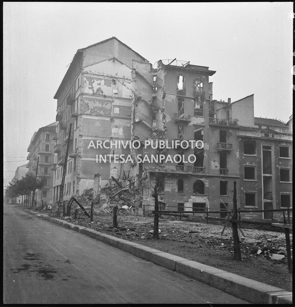 Edifici sventrati dai bombardamenti nella zona di via Mac Mahon a Milano