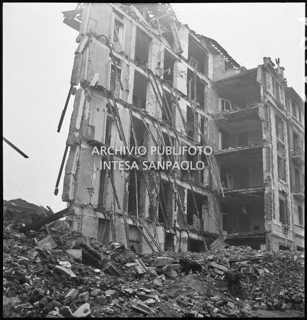 Muro di spina superstite di un edificio quasi totalmente distrutto dai bombardamenti nella zona di via Mac Mahon a Milano