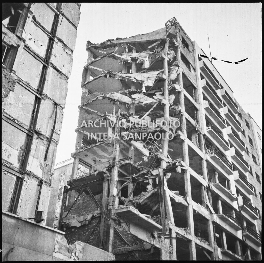 Ripresa dal basso dell'edificio sventrato dai bombardamenti in via Daniele Manin all'angolo con piazza Fiume (oggi piazza della Repubblica), a Milano
