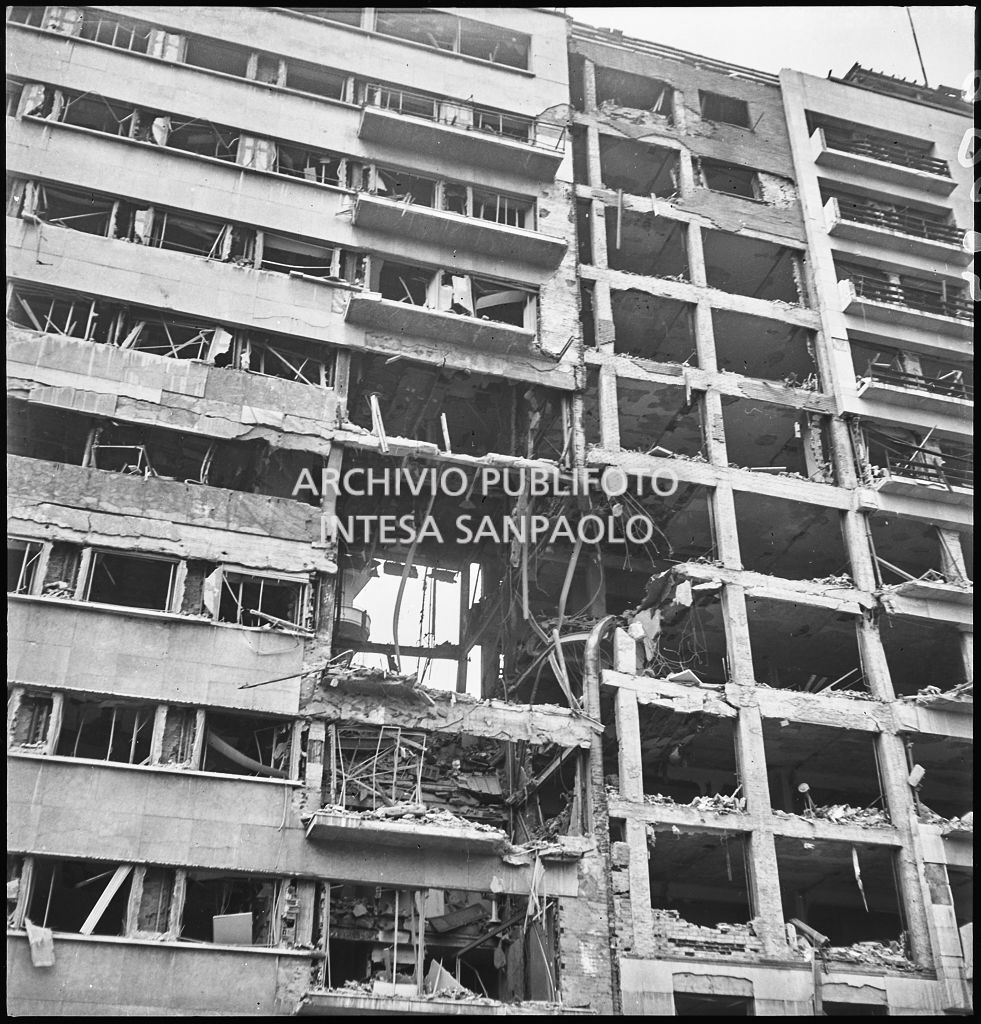 Particolare dell'edificio sventrato dai bombardamenti in via Daniele Manin all'angolo con piazza Fiume (oggi piazza della Repubblica), a Milano