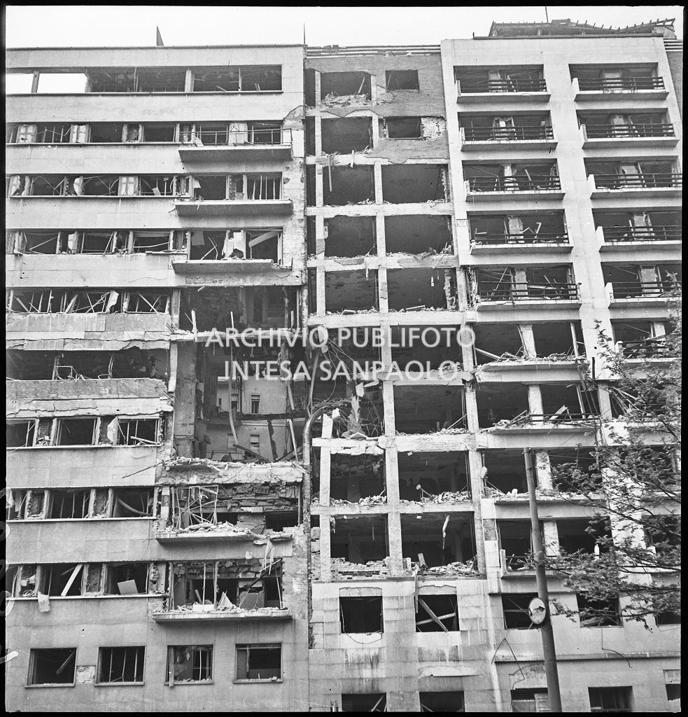 Particolare dell'edificio sventrato dai bombardamenti in via Daniele Manin all'angolo con piazza Fiume (oggi piazza della Repubblica), a Milano