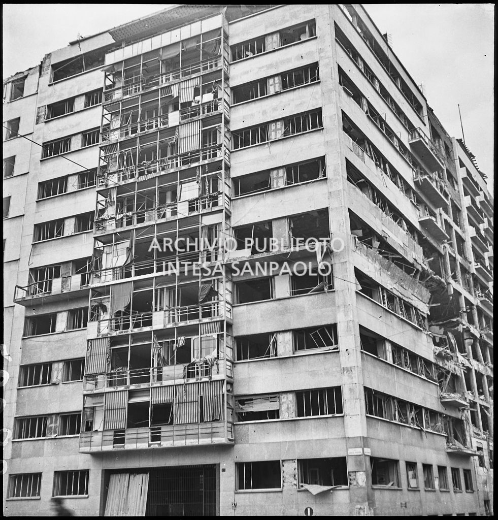 Scorcio dell'edificio danneggiato dai bombardamenti in via Daniele Manin all'angolo con piazza Fiume (oggi piazza della Repubblica), a Milano