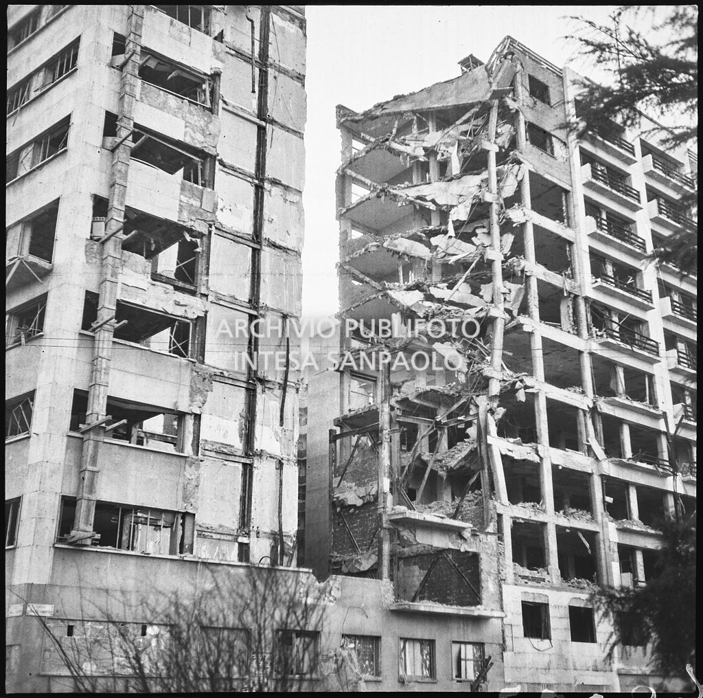 L'edificio sventrato dai bombardamenti in via Daniele Manin all'angolo con piazza Fiume (oggi piazza della Repubblica), a Milano