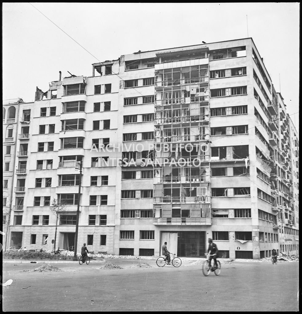 Edificio danneggiato dai bombardamenti in via Daniele Manin all'angolo con piazza Fiume (oggi piazza della Repubblica), a Milano