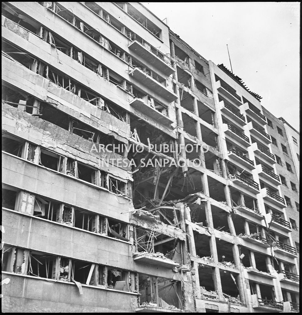 Scorcio dell'edificio danneggiato dai bombardamenti in via Daniele Manin  all'angolo con piazza Fiume (oggi piazza della Repubblica), a Milano