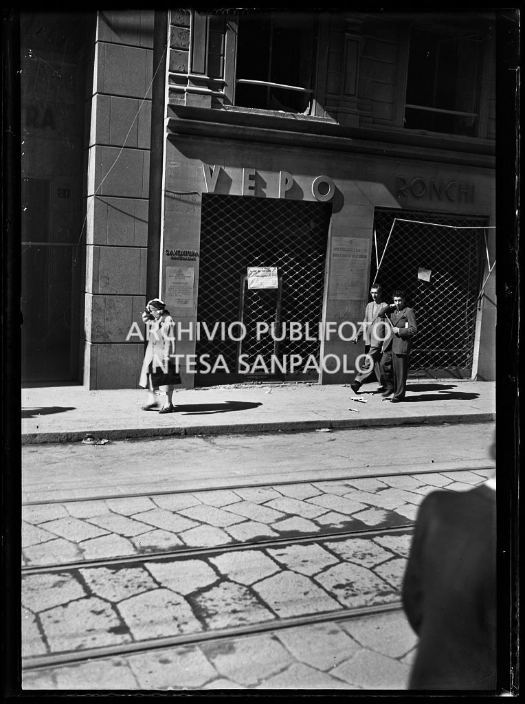 Passanti in corso Vittorio Emanuele II a Milano