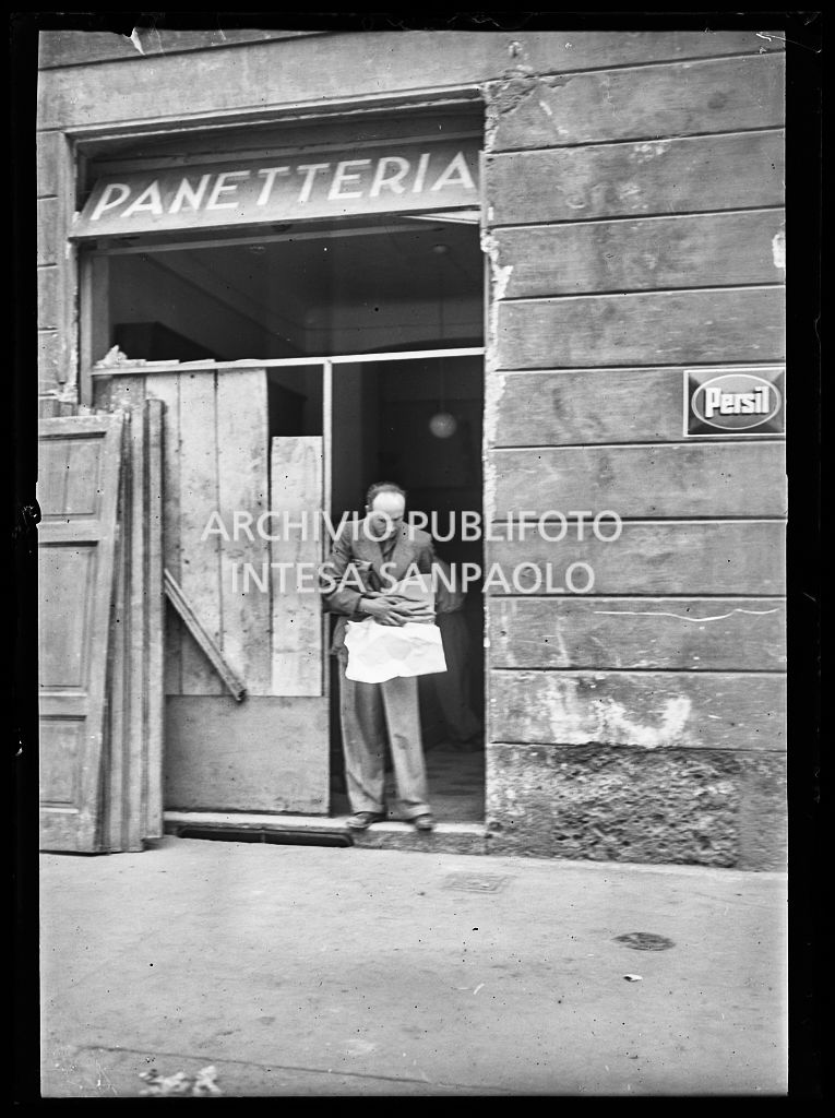 Vittorio Cera compera il pane nel 1943