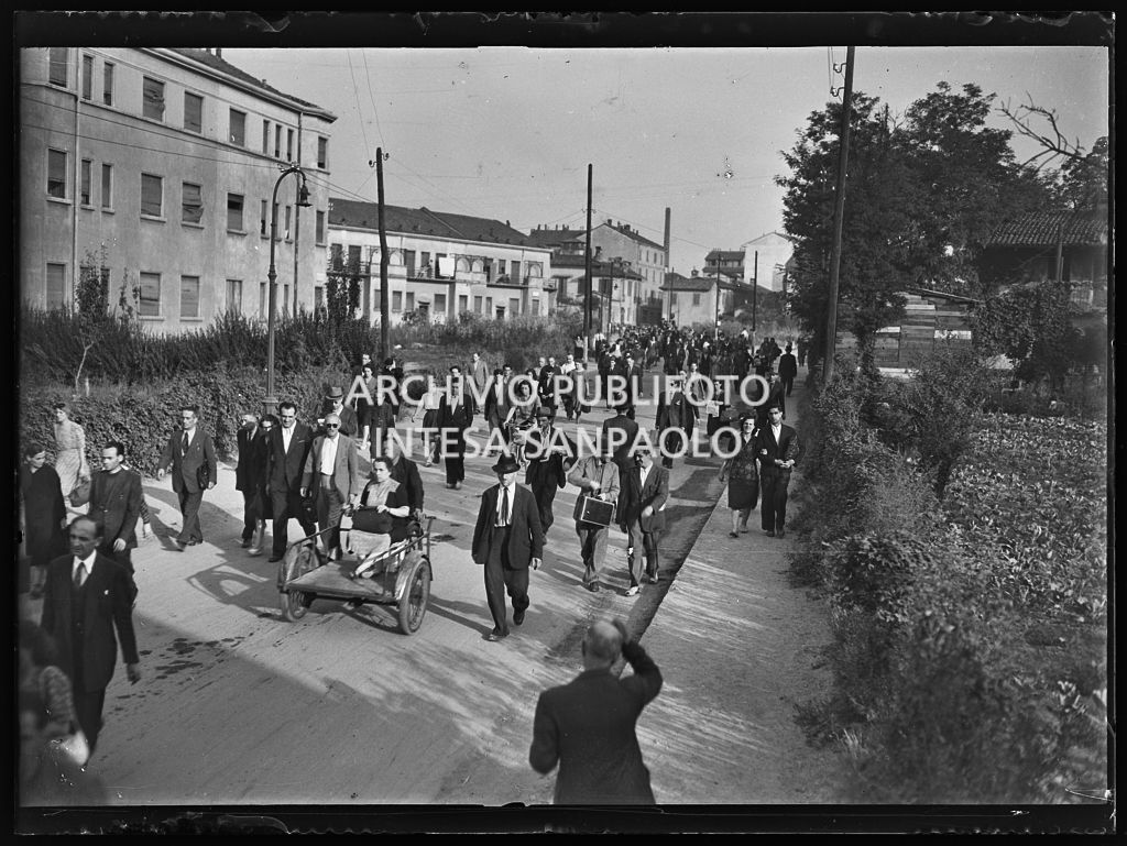 Esodo serale, a piedi, dopo i bombardamenti di Milano