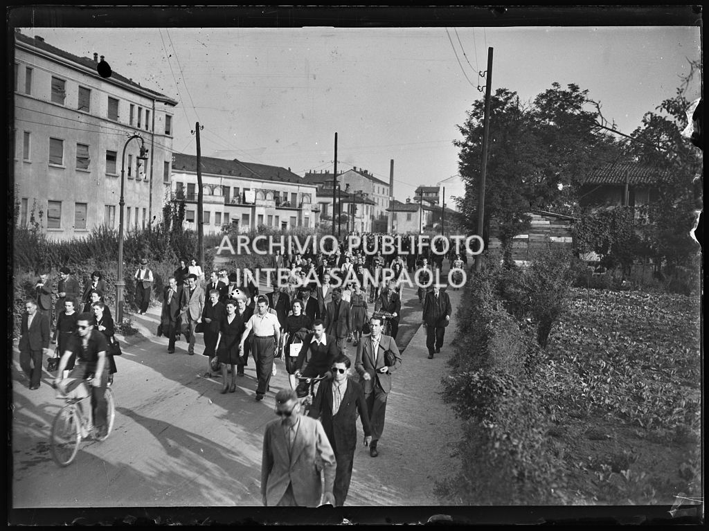 Esodo serale, a piedi, dopo i bombardamenti di Milano