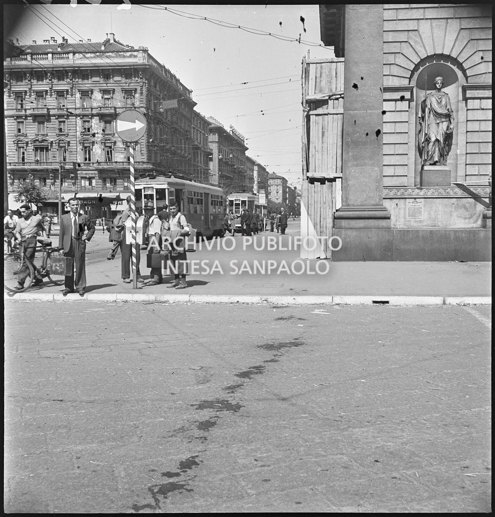 Passanti in piazza Oberdan a Milano nei giorni dei bombardamenti della città.