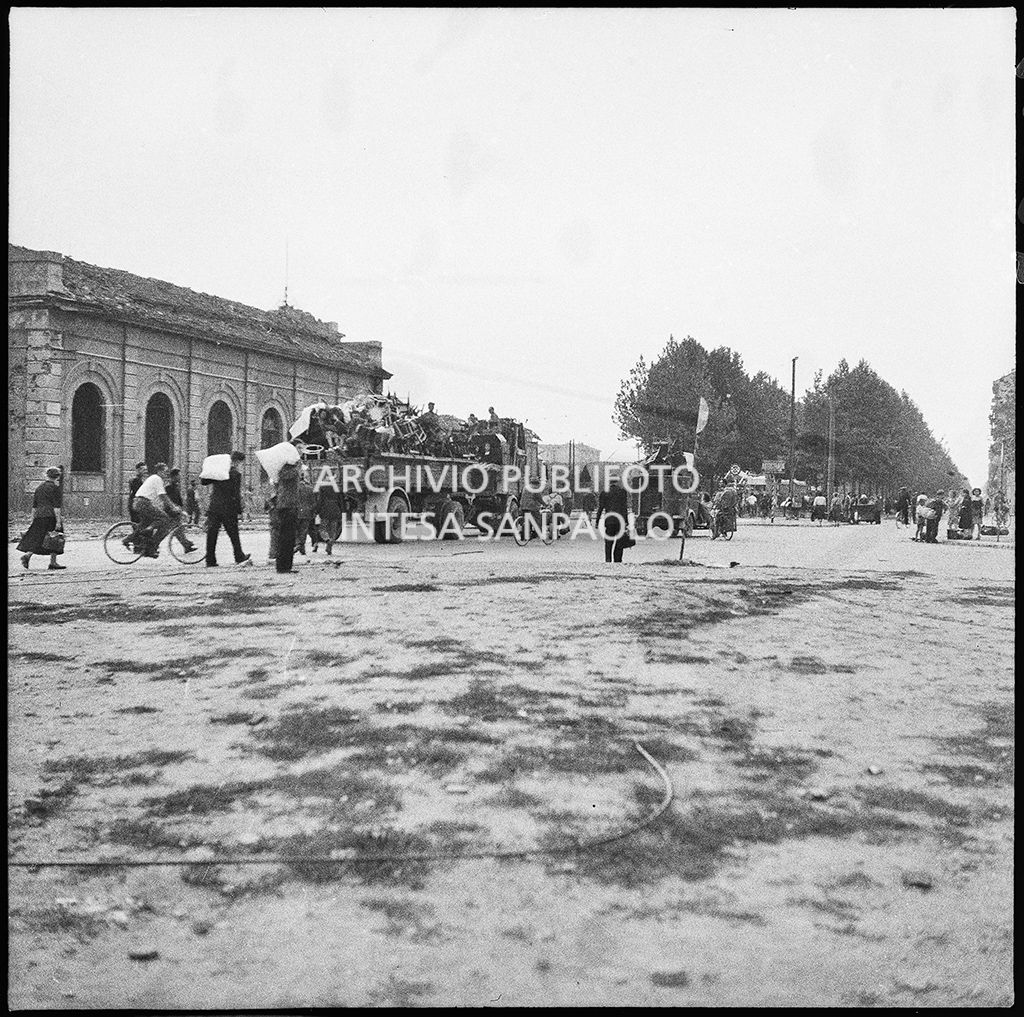 Esodo dei milanesi a piedi, in bicicletta e con camion, gremiti di masserizie recuperate dalle abitazioni, dopo i bombardamenti della città