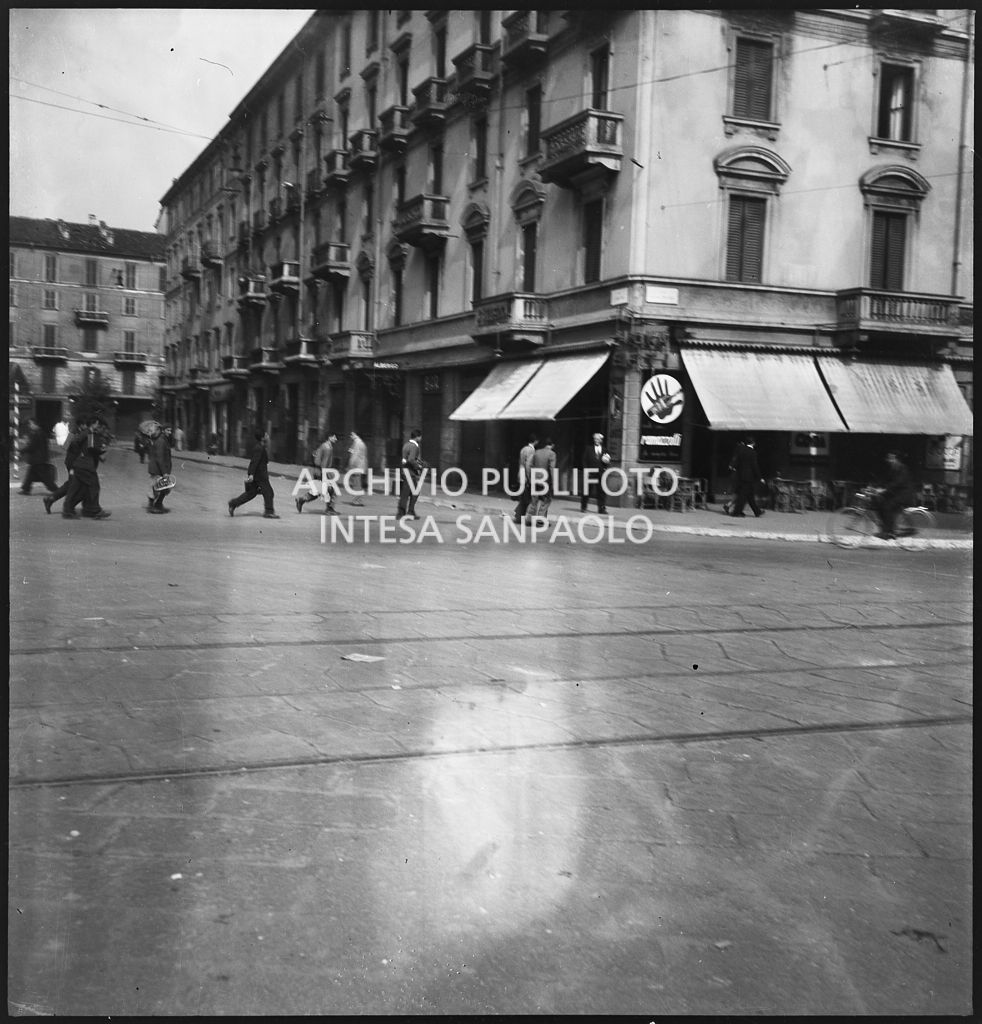 Scorcio di una via di Milano nei giorni dei bombardamenti della città