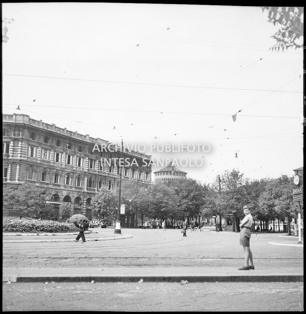 Largo Cairoli, a Milano, semi deserto, nei giorni dei bombardamenti della città