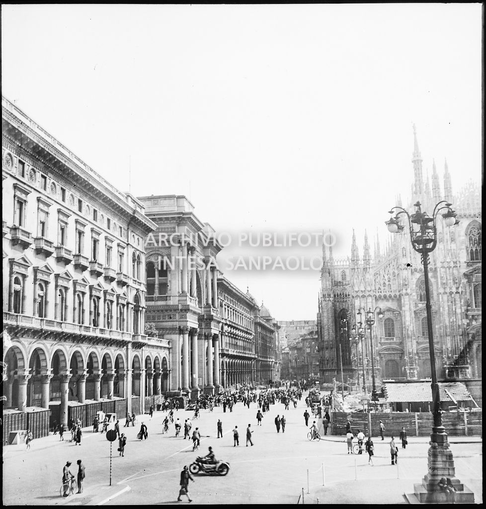 Scorcio del Palazzo dei Portici settentrionali e del Duomo di Milano, nei giorni dei bombardamenti della città