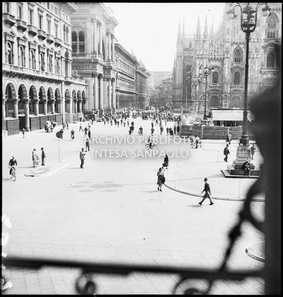 Scorcio di piazza del Duomo, a Milano, nei giorni dei bombardamenti della città: a sinistra il Palazzo dei Portici settentrionali e a destra il Duomo