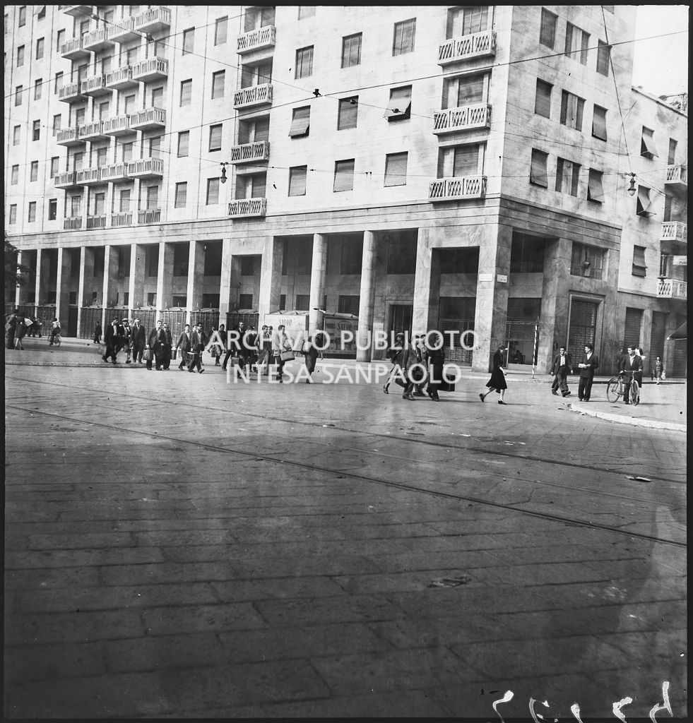 Esodo serale, a piedi, dopo i bombardamenti di Milano, in via Vittor Pisani