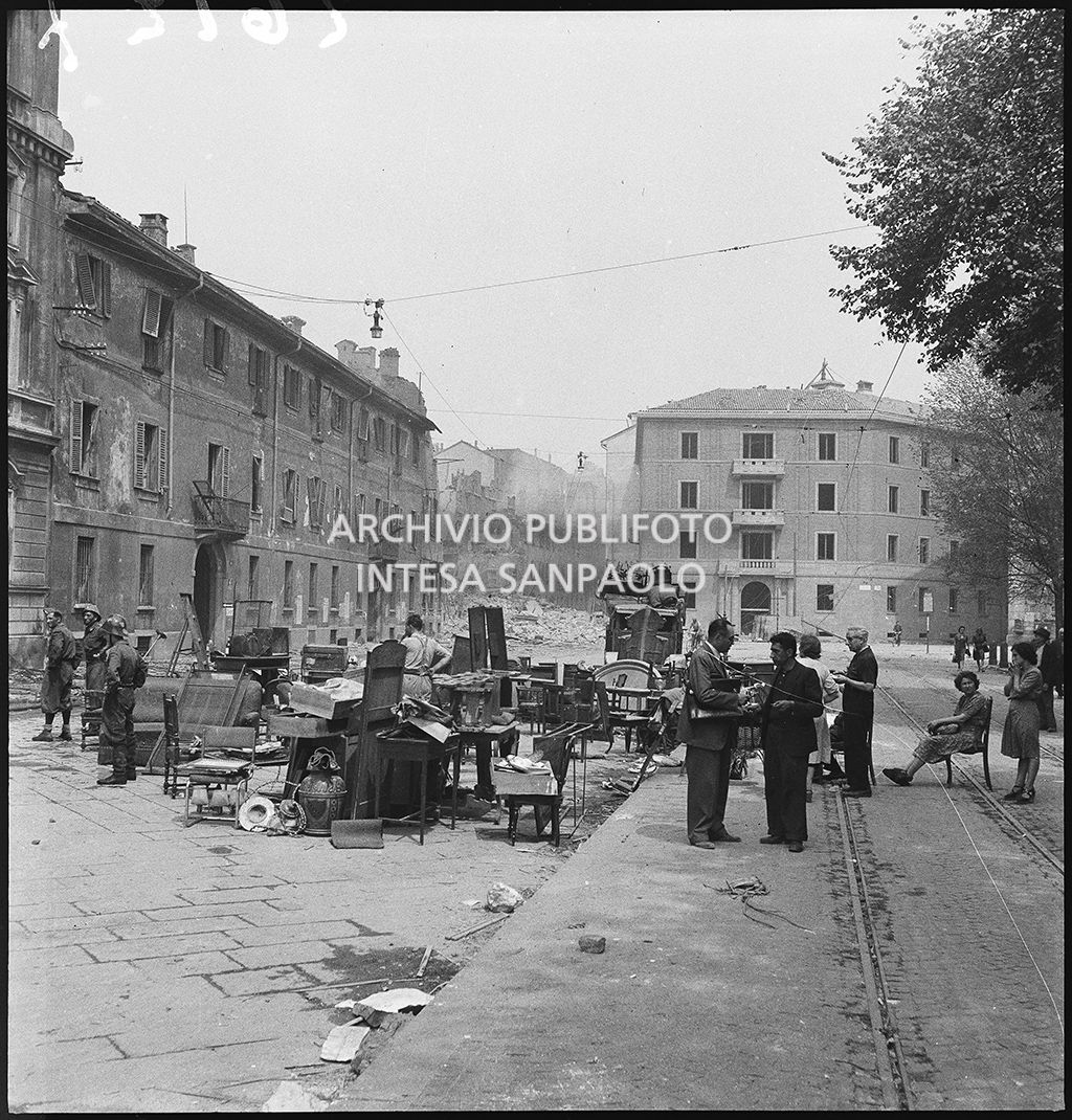Masserizie riunite in piazza Sant'Ambrogio, recuperate dalle abitazioni, dopo i bombardamenti di Milano