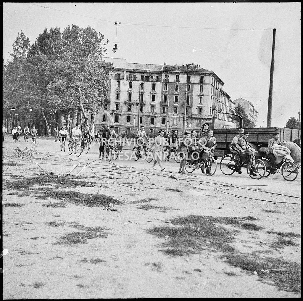 Piazza Firenze: esodo serale dalla città, a piedi o in bicicletta, dopo i bombardamenti di Milano