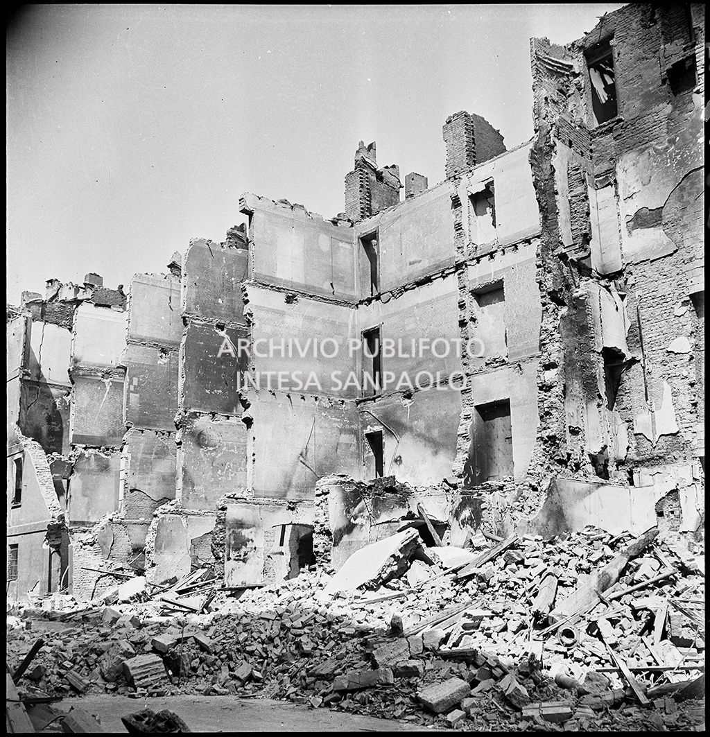Edifici distrutti dai bombardamenti in via Fontana, a Milano