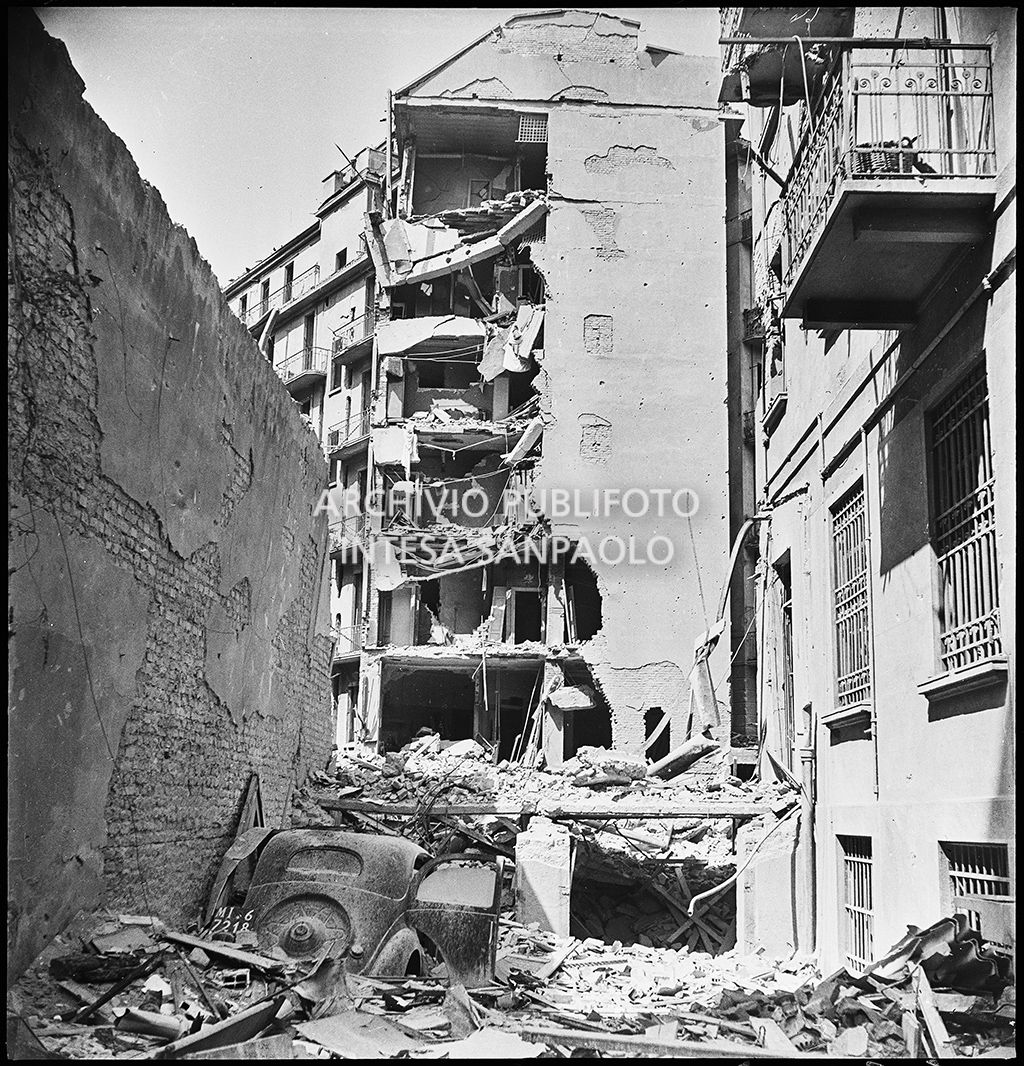 Edificio sventrato dai bombardamenti in via Fontana, a Milano