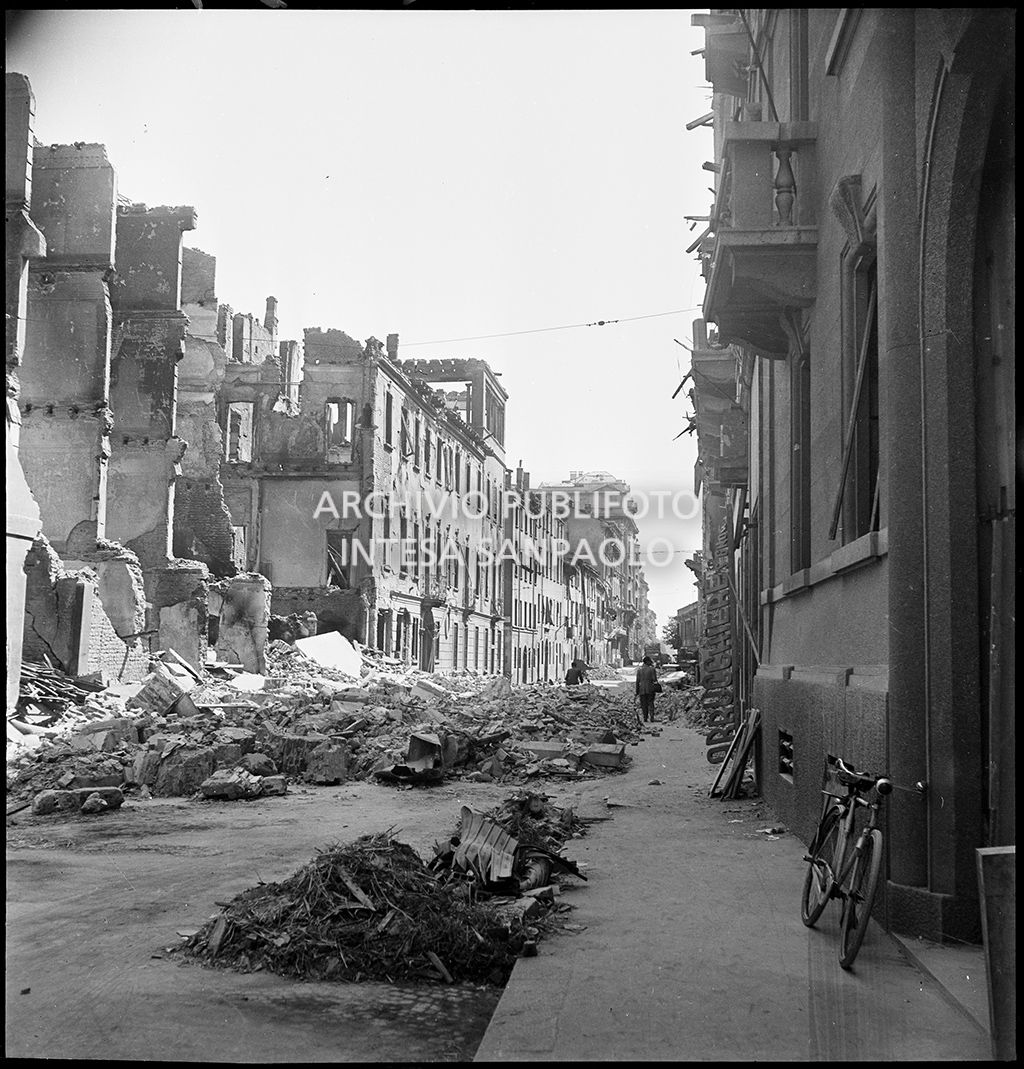 Via Fontana ingombra delle macerie degli edifici bombardati