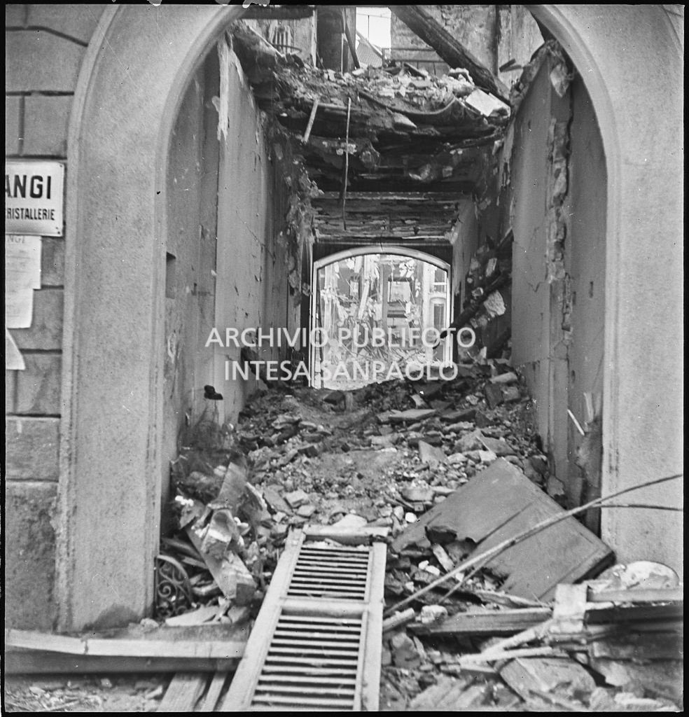 Ingresso di un edificio, dove aveva sede l'impresa di porcellane e cristallerie di Luigi Frangi, ingombro di macerie