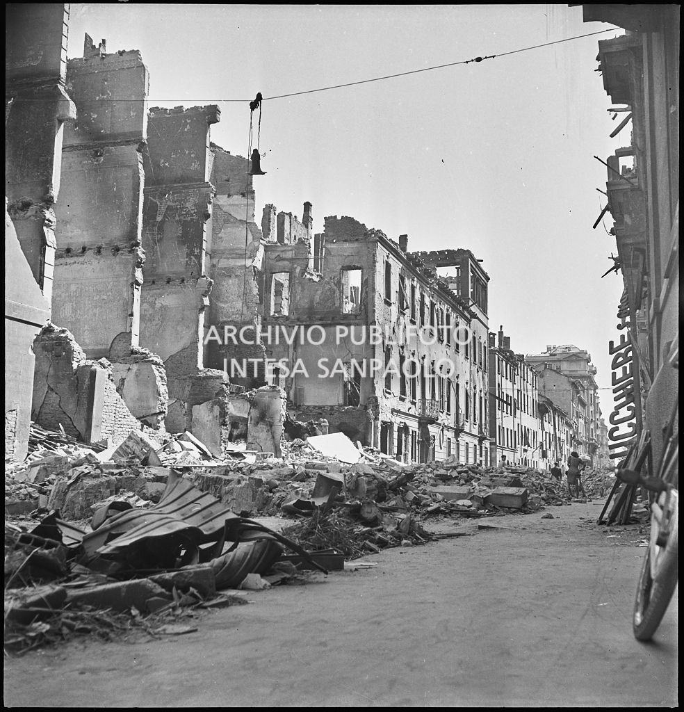 Scorcio di via Fontana ingombra delle macerie degli edifici bombardati