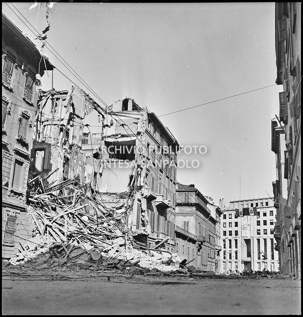 Edificio crollato, a causa dei bombardamenti, in via Fatebenefratelli. Sullo sfondo il Palazzo del Popolo d'Italia, successivamente Palazzo dell'informazione, in piazza Cavour