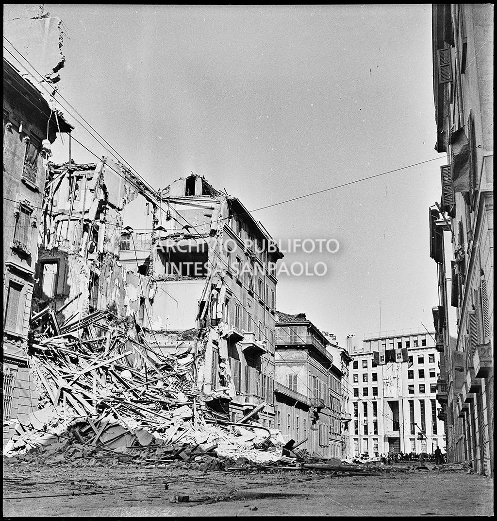Edificio crollato, a causa dei bombardamenti, in via Fatebenefratelli. Sullo sfondo il Palazzo del Popolo d'Italia, successivamente Palazzo dell'informazione, in piazza Cavour