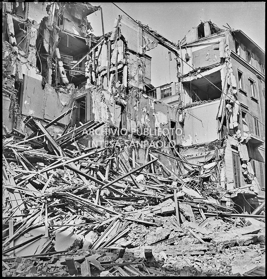 Particolare di un edificio crollato, a causa dei bombardamenti, in via Fatebenefratelli