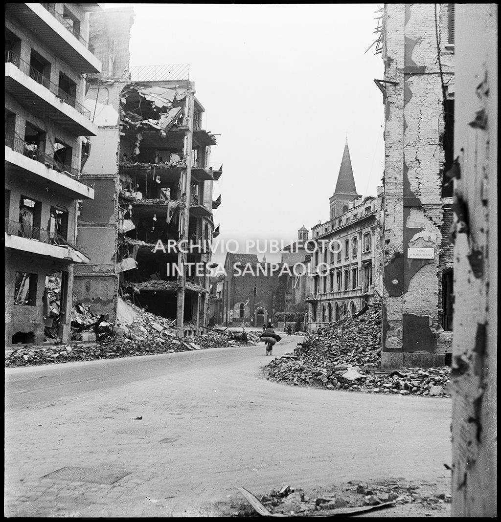 Scorcio di via Fatebenefratelli dopo i bombardamenti che hanno gravemente danneggiato gli edifici sulla via. Sullo sfondo il campanile della chiesa di San Marco