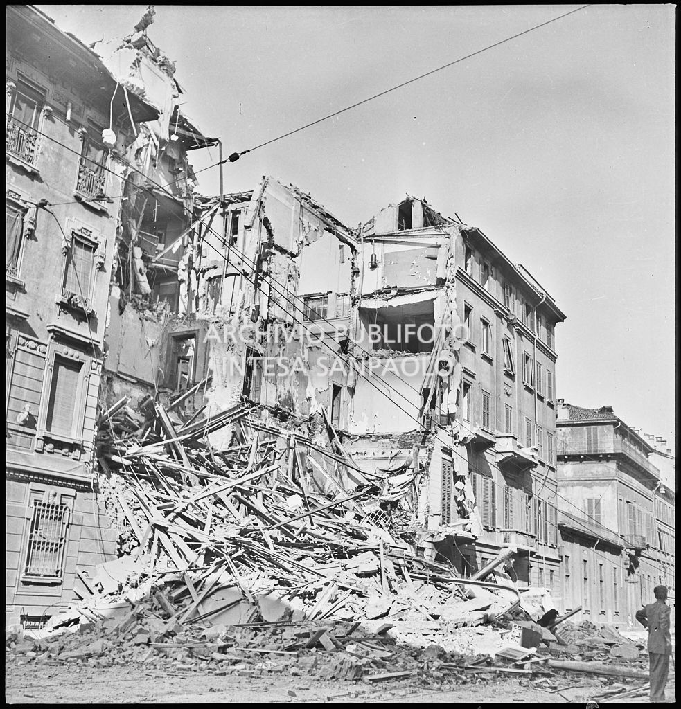 Particolare di un edificio crollato, a causa dei bombardamenti, in via Fatebenefratelli