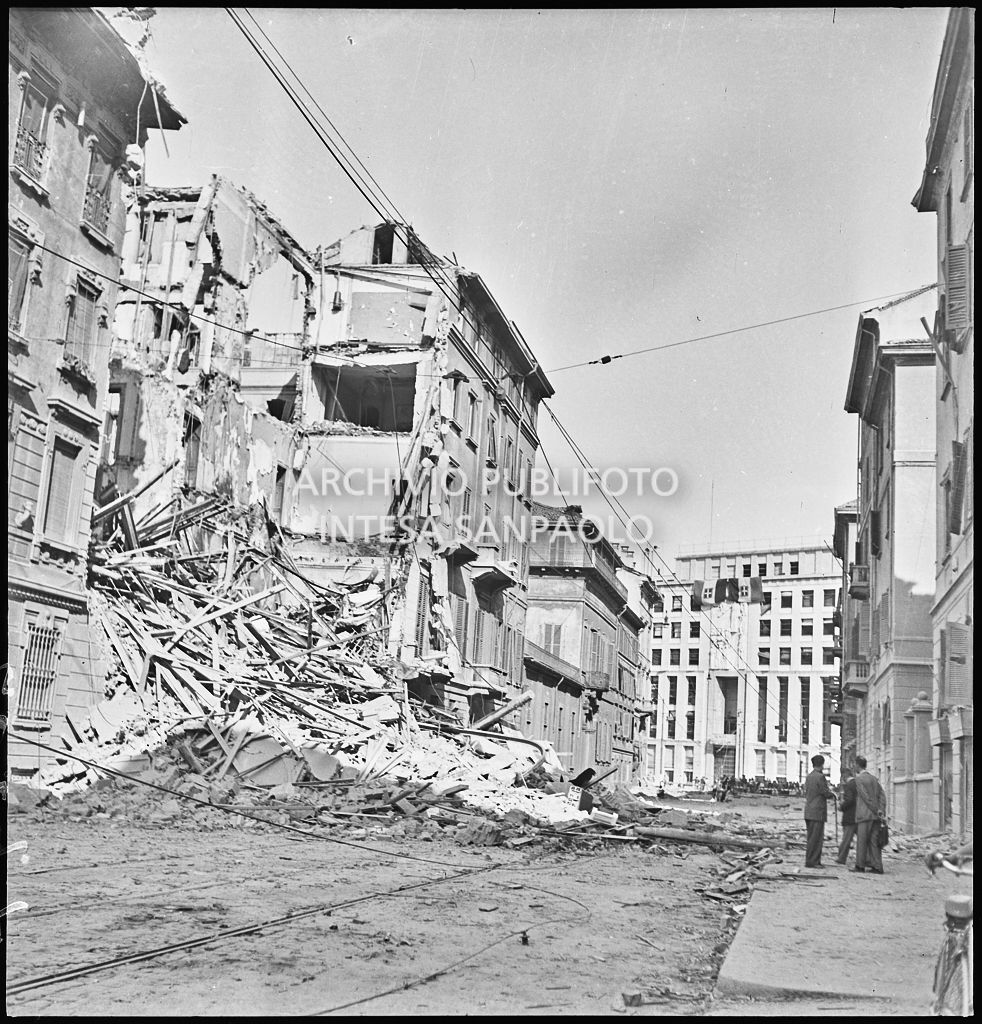 Edificio crollato, a causa dei bombardamenti, in via Fatebenefratelli. Sullo sfondo il Palazzo del Popolo d'Italia, successivamente Palazzo dell'informazione, in piazza Cavour