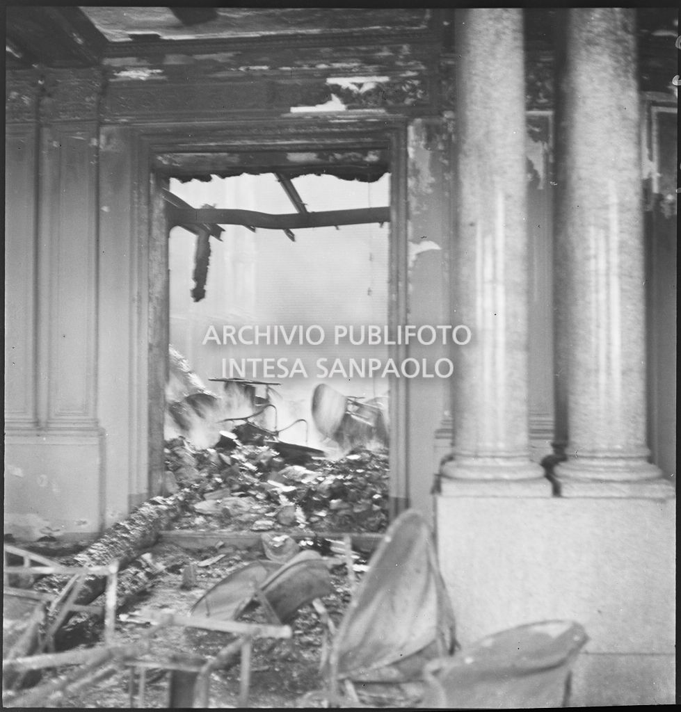 Interno del Teatro Filodrammatici gravemente danneggiato dai bombardamenti