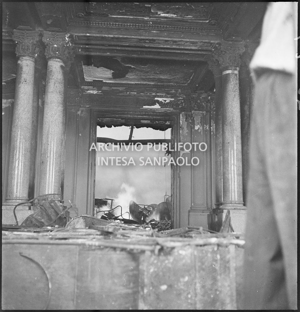 Interno del Teatro Filodrammatici gravemente danneggiato dai bombardamenti