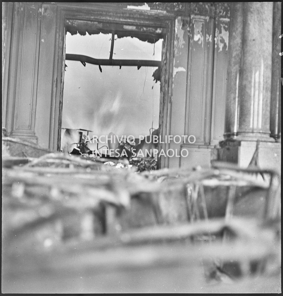 Interno del Teatro Filodrammatici gravemente danneggiato dai bombardamenti