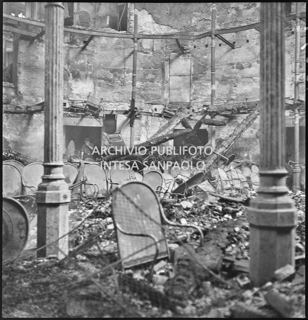 Platea del Teatro Filodrammatici gravemente danneggiata dai bombardamenti