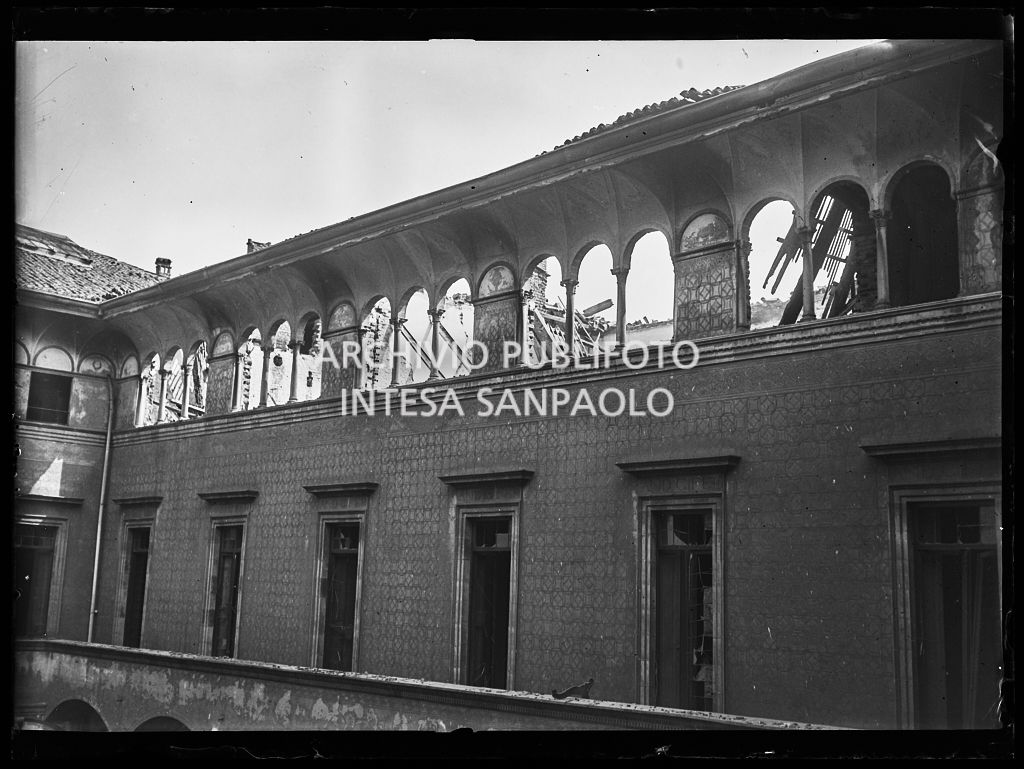 Scorcio dell'interno del Palazzo Arcivescovile, gravemente danneggiato dai bombardamenti, in piazza Fontana