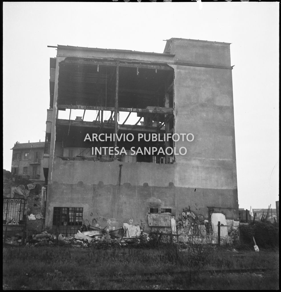Edificio sventrato dai bombardamenti in via Gran San Bernardo
