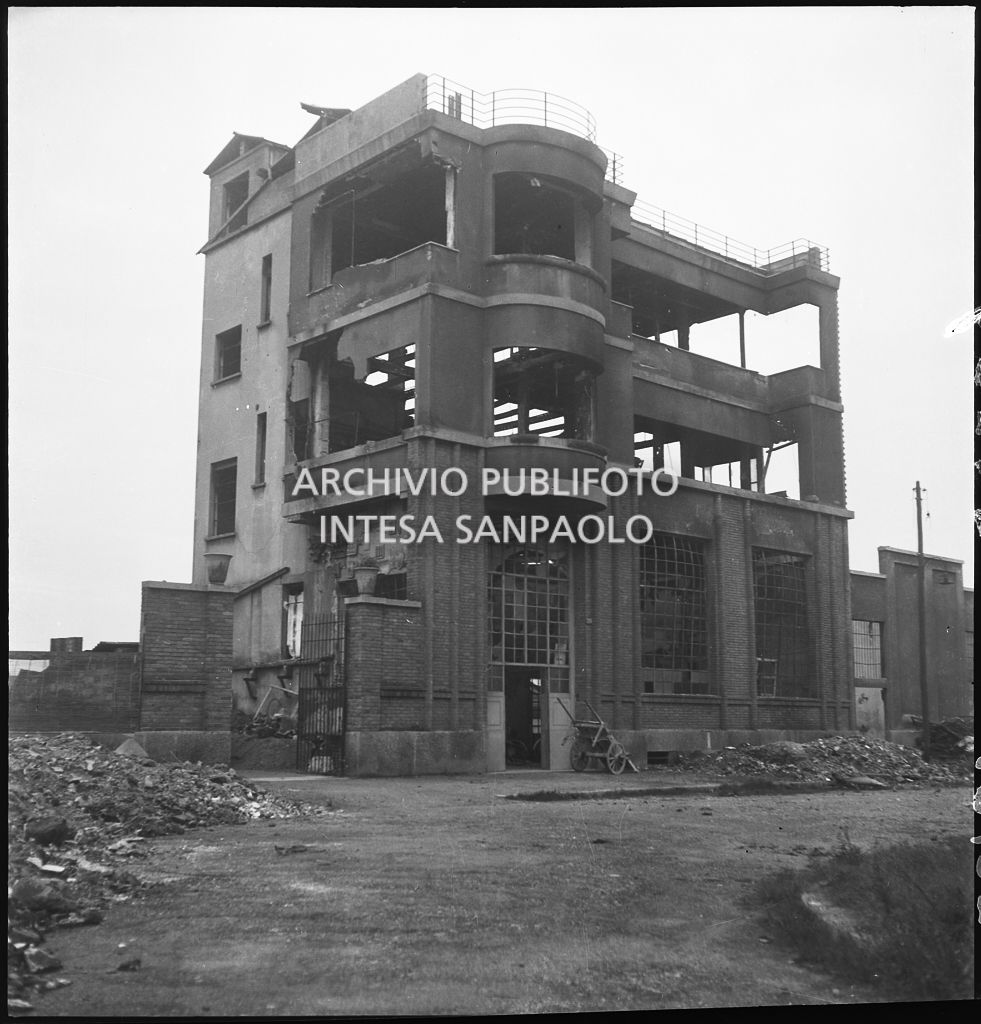 Edificio sventrato dai bombardamenti in via Gran San Bernardo 20