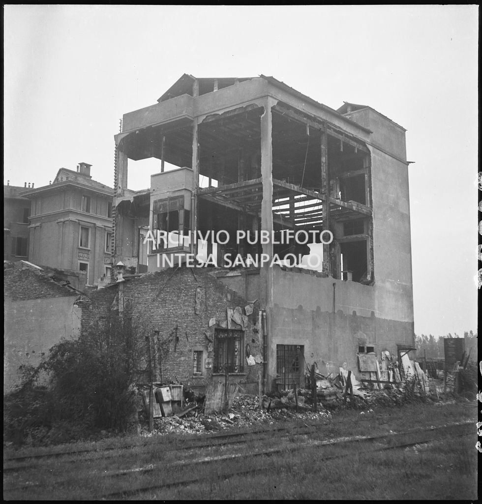 Edificio sventrato dai bombardamenti in via Gran San Bernardo 20