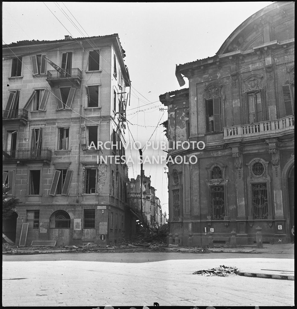 Scorcio di Palazzo Sormani Andreani e dell'edificio all'ingresso di via della Guastalla, ingombra di macerie, gravemente danneggiati dai bombardamenti.