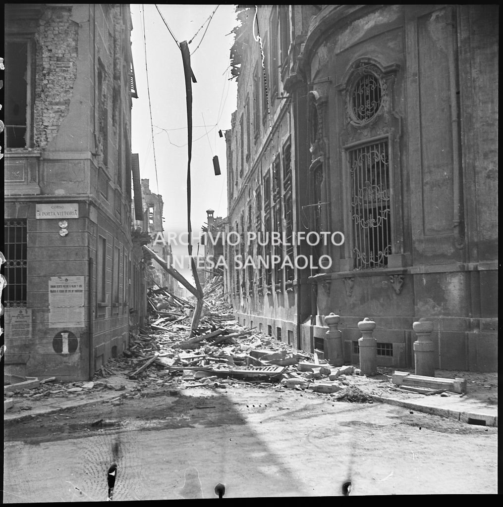 Via della Guastalla completamente ingombra delle macerie dei bombardamenti