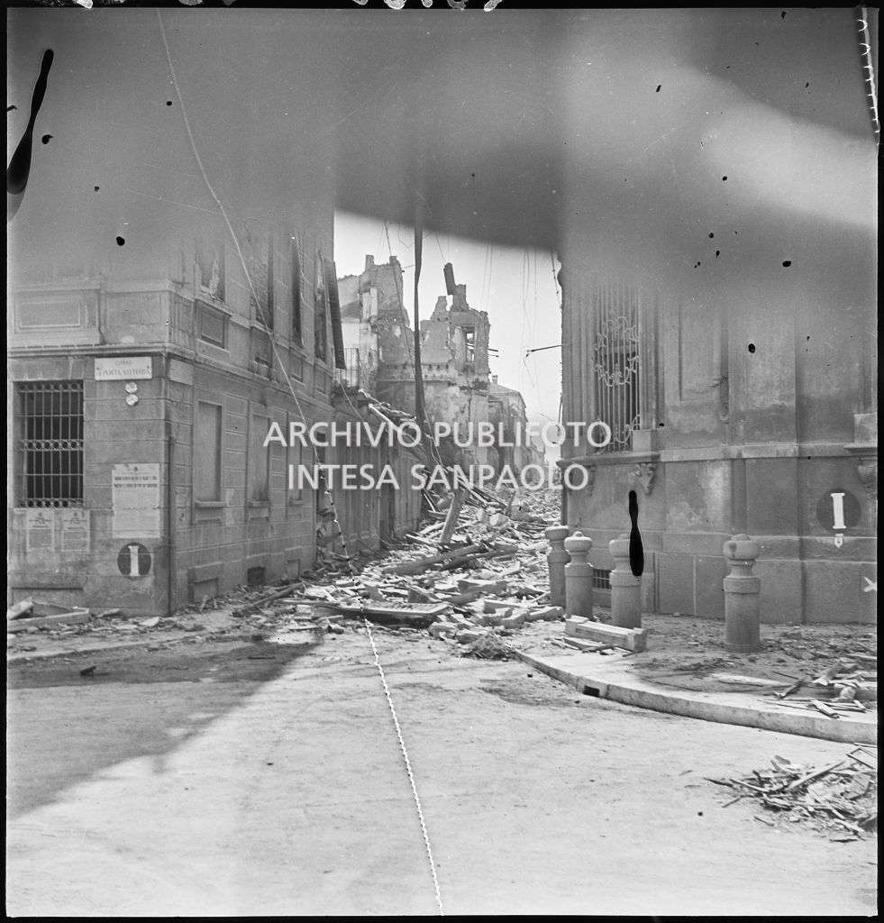 Via della Guastalla completamente ingombra delle macerie dei bombardamenti